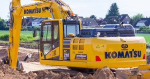 escavadeira hidráulica komatsu amarela trabalhando em um terreno com rochas melhor dos tipos de escavadeira