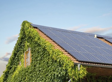 residência com jardim vertical e placas fotovoltaicas exemplificando o conceito das casas autossustentáveis