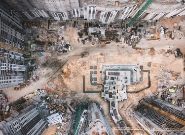 vista superior de um canteiro de obras grande foto tirada por um drone das construtechs