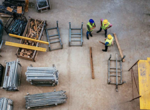 vista superior da equipe de obras com 3 homens organizando o armazenamento do material de construção