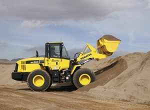 carregadeira de rodas komatsu como um exemplo de ótimo custo benefício em consumo de combustível comparando com outras máquinas pesadas