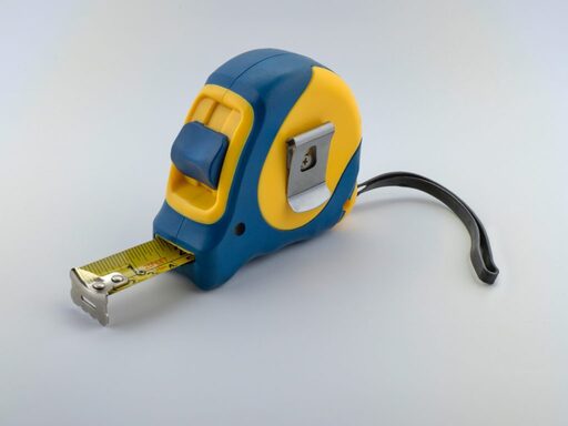 trena manual convencional nas cores azul e amarela uma das principais ferramentas de medição de obra