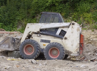 minicarregadeira de rodas bobcat atuando em um terreno de pedras